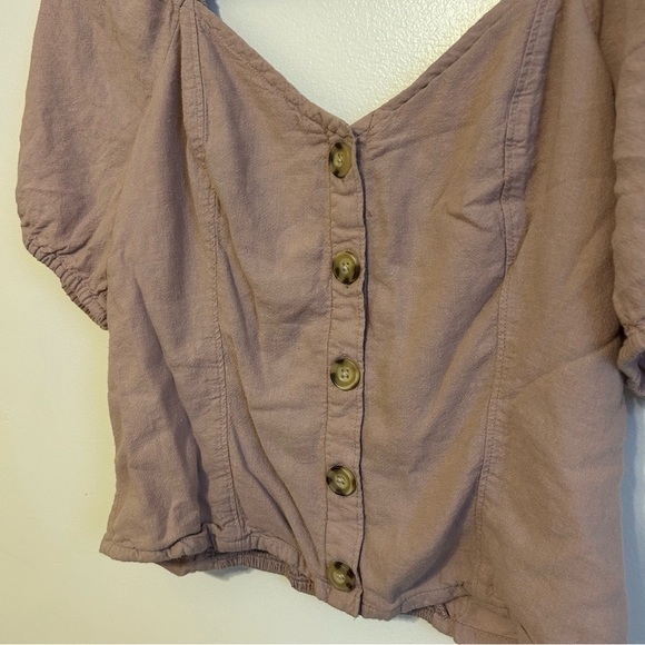 Abercrombie & Fitch • Button-Down Puff Sleeve top - Picture 3 of 7